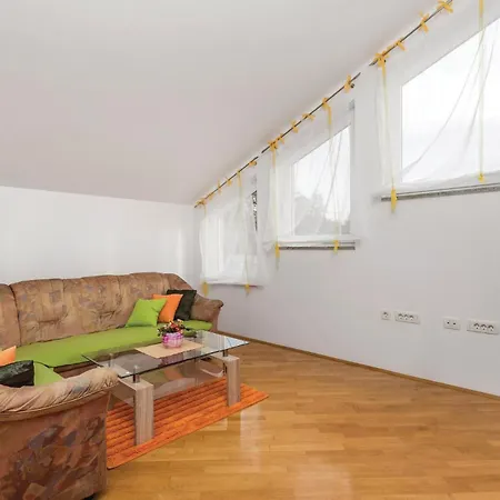 3 Bedroom Gorgeous In Appartement *